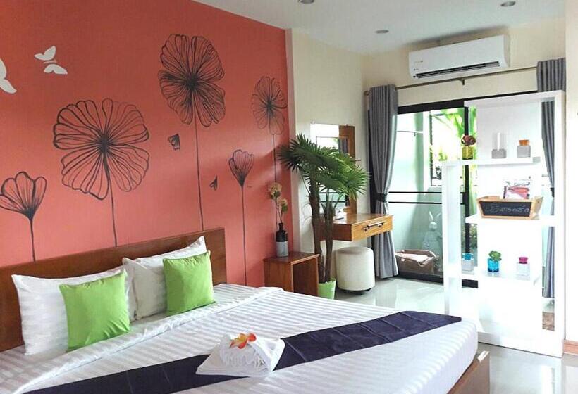 高级大房间, Warintorn Court