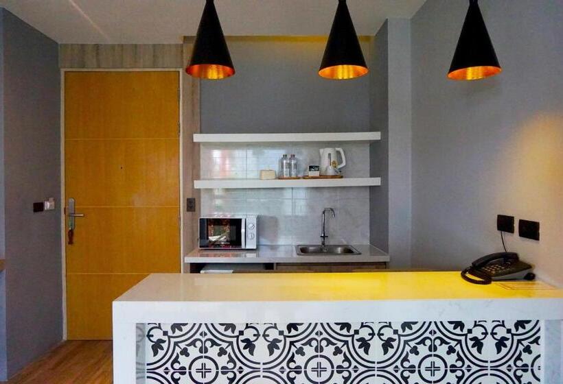 اتاق لوکس با چشم‌انداز استخر, The Lake Chalong Hotel Sha Plus