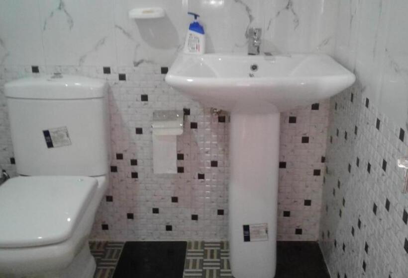 이코노미 룸, Malithis Lodge