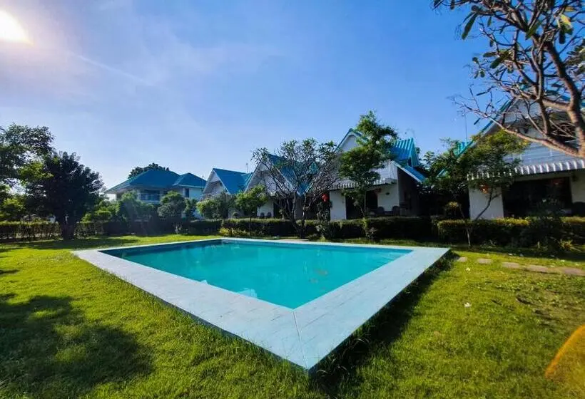 خانه یا کلبه ی ییلاقی با نمای استخر, Dreampark Resort