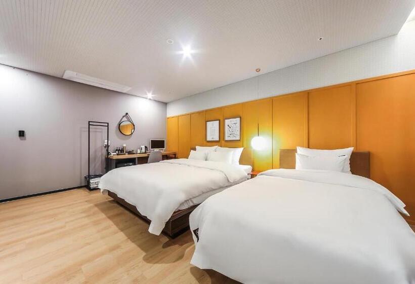 سوییت خانوادگی, Seomyeon Brown Dot Hotel Gold