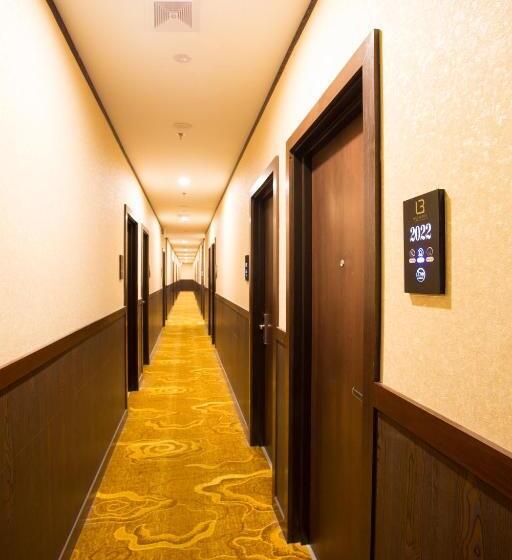 חדר סופריור לשלושה, U3