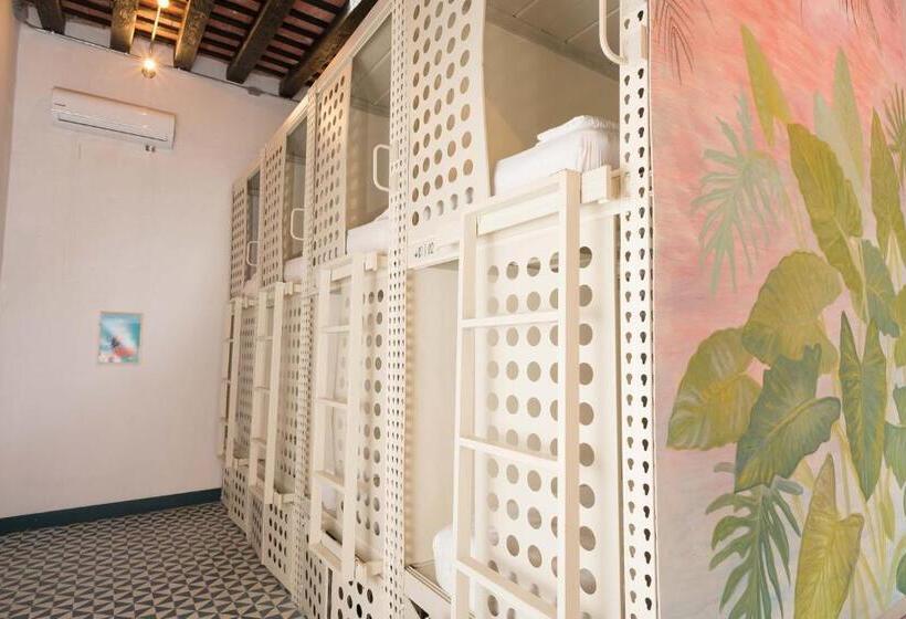 سرير فى غرفة مشتركه, República Hostel Santa Marta