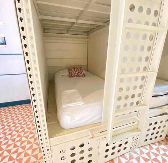 سرير فى غرفة مشتركه, República Hostel Santa Marta