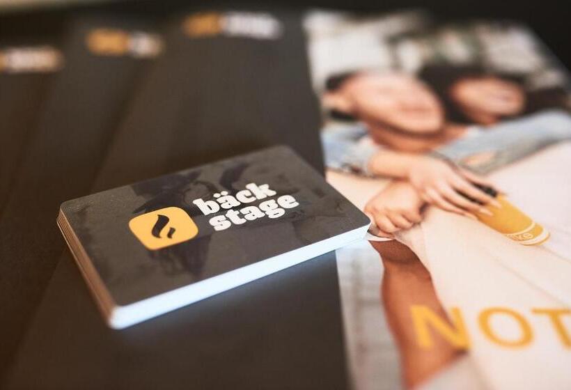 غرفة قياسية لذوى الاحتياجات الخاصة, Bäck Stage