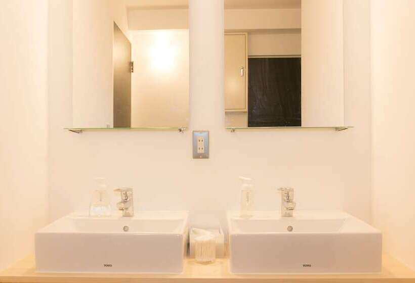 共用房间的床, Little Japan