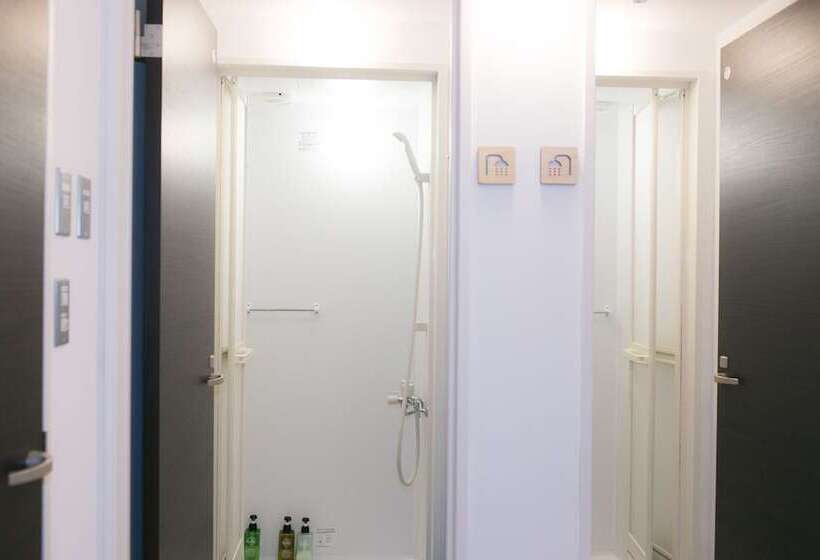 מיטה בחדר משותף, Little Japan