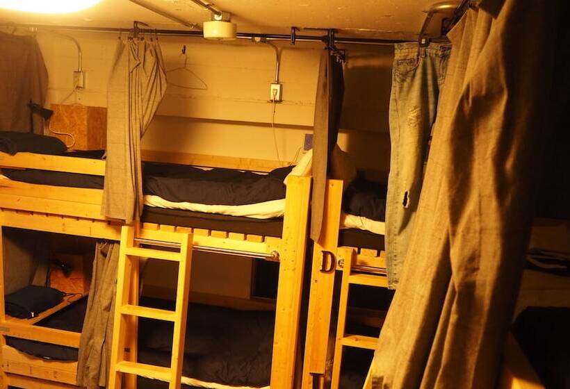 מיטה בחדר משותף, Little Japan