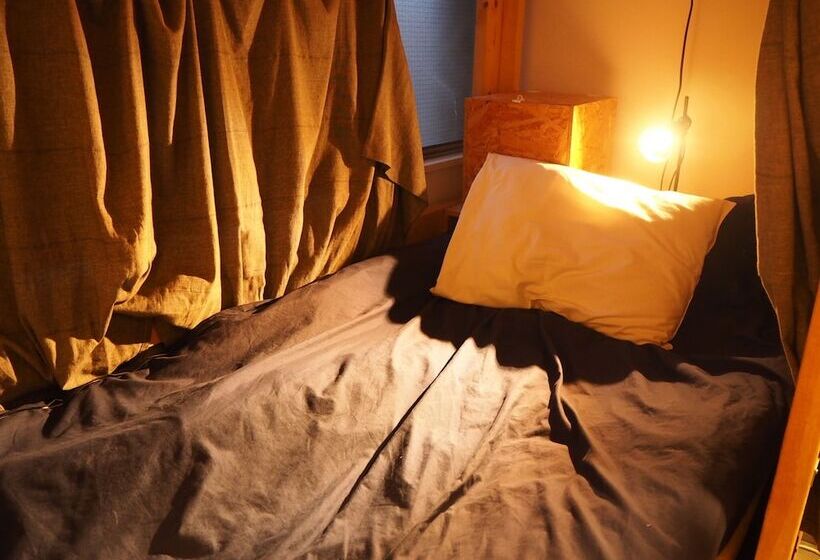 共用房间的床, Little Japan