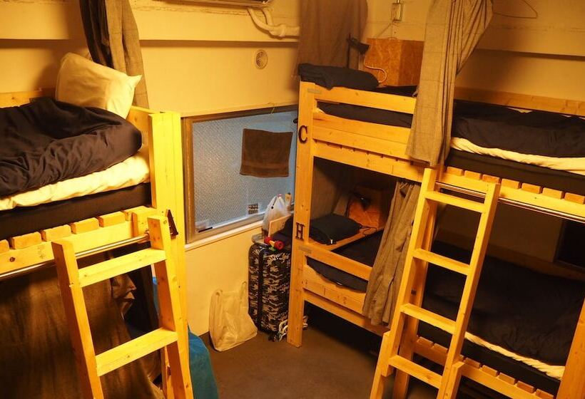 共用房间的床, Little Japan