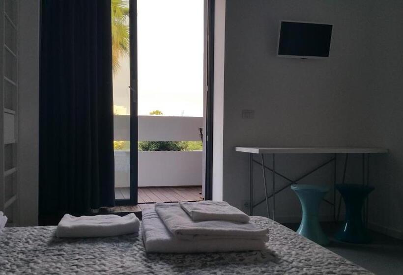 غرفة ديلوكس مطلّة علي البحر مزوَّدة بشُرفة, B&b Brezza Di Mare