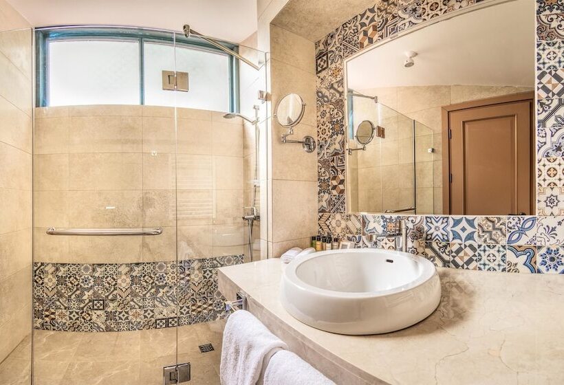 غرفة قياسية, Golden Tulip Borjomi