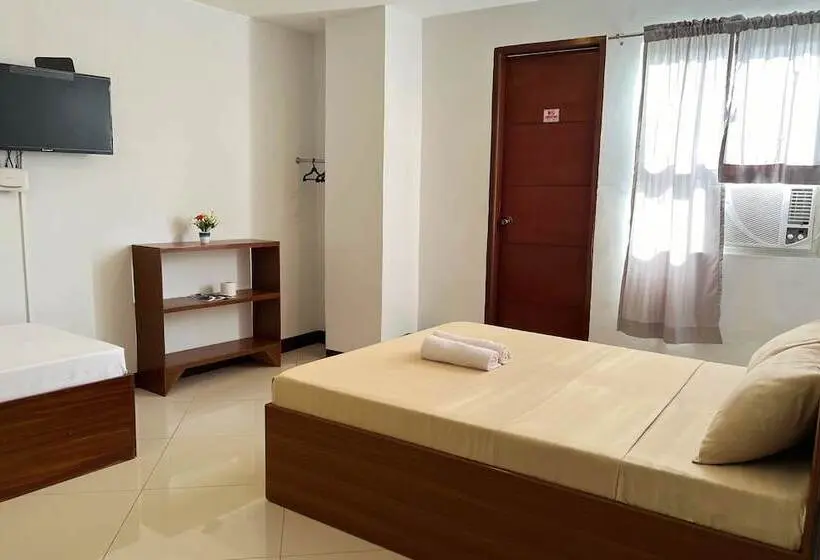 اتاق لوکس سه تخته, Guadalupe Inn Iloilo