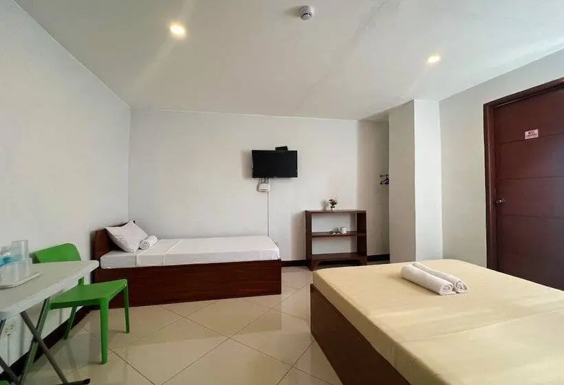 اتاق لوکس سه تخته, Guadalupe Inn Iloilo