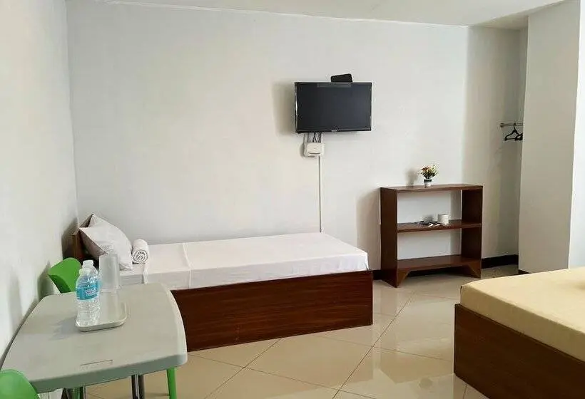 اتاق لوکس سه تخته, Guadalupe Inn Iloilo