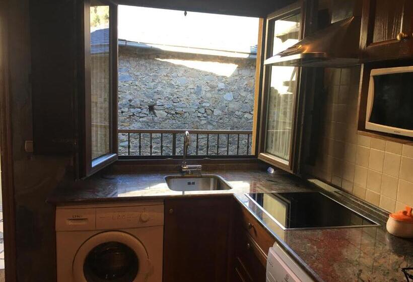 شقة غرفة واحدة, Tía María