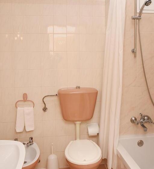 标准三人间, Val Flores