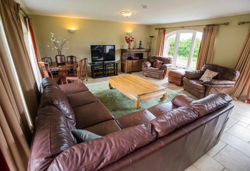 منزل 4 غرف نوم, Errichel House And Cottages