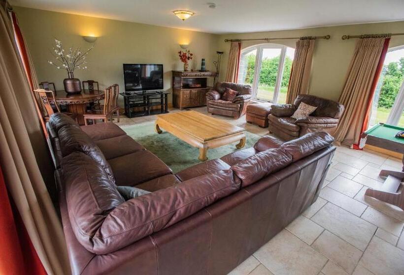 منزل 4 غرف نوم, Errichel House And Cottages