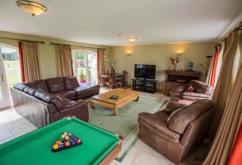 منزل 4 غرف نوم, Errichel House And Cottages