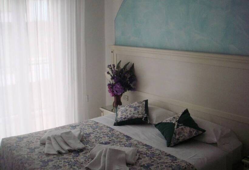 Standard Triple Room, Arcade