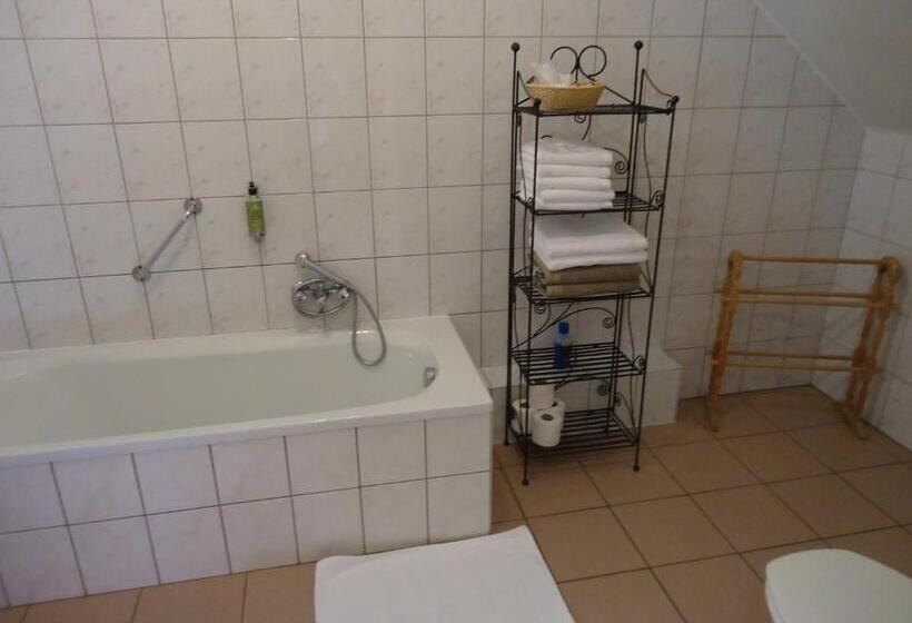 חדר סטנדרט לארבעה, Auberge De La Lesse