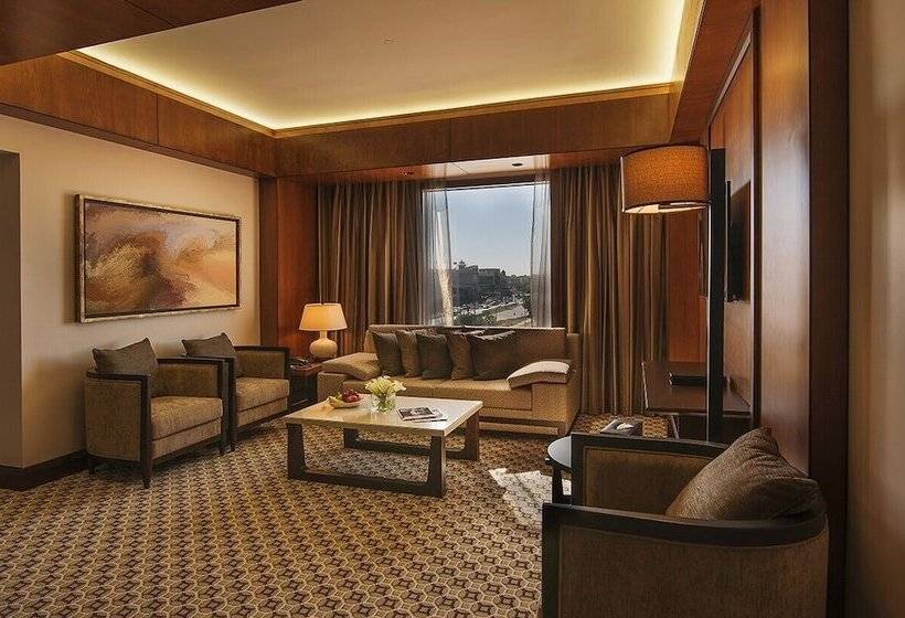 سوییت لوکس, Ayla Grand