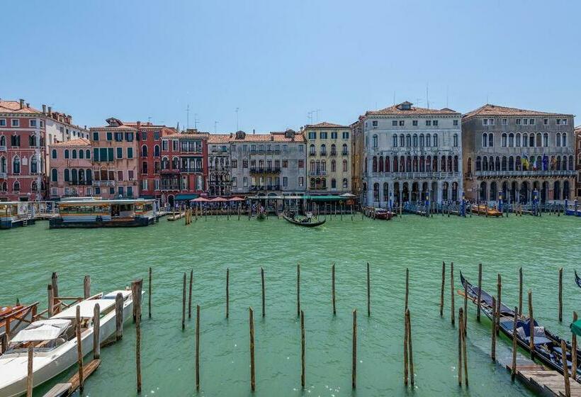 جناح جونيور ذات إطلالة, H10 Palazzo Canova