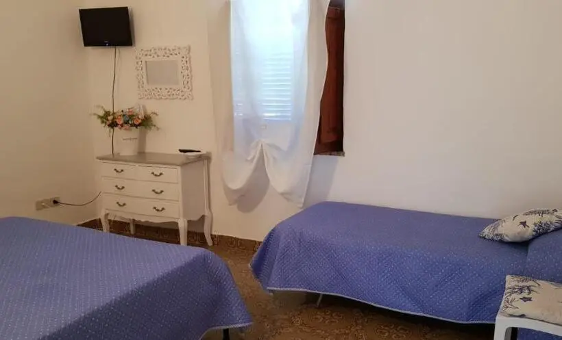Habitació Triple Estàndard, Roda