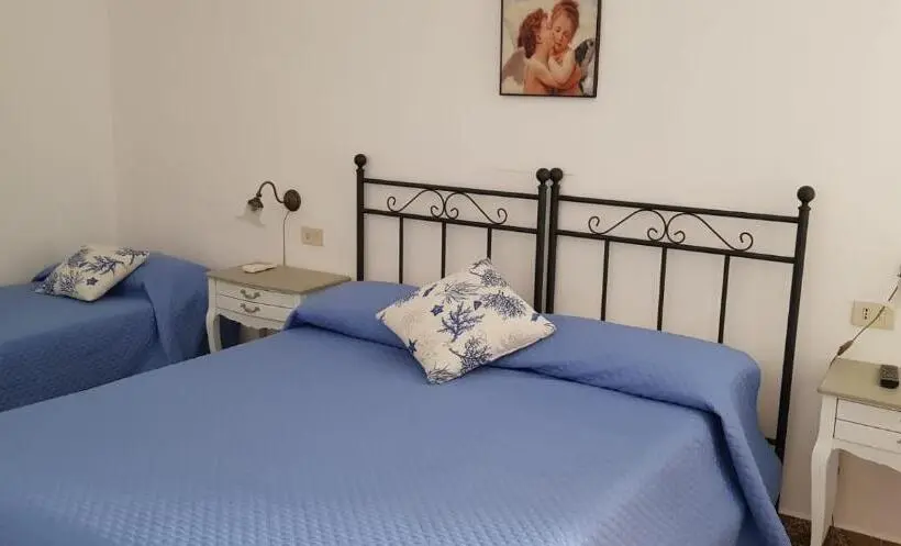 Habitació Triple Estàndard, Roda