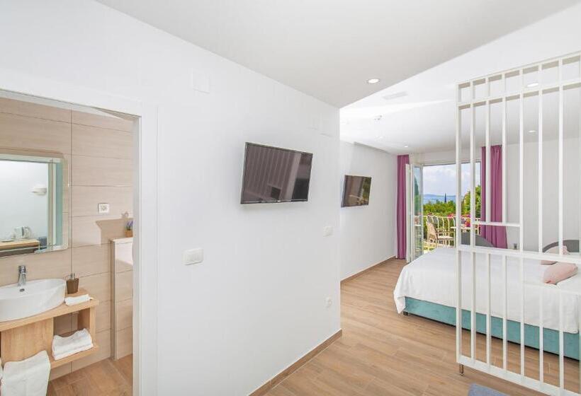 バルコニー付きデラックスルーム, Boutique Flamingo B&b