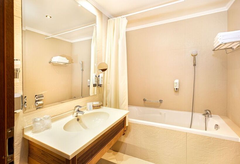 标准间, International