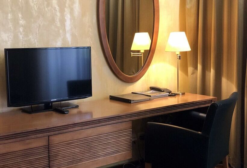 标准间, International