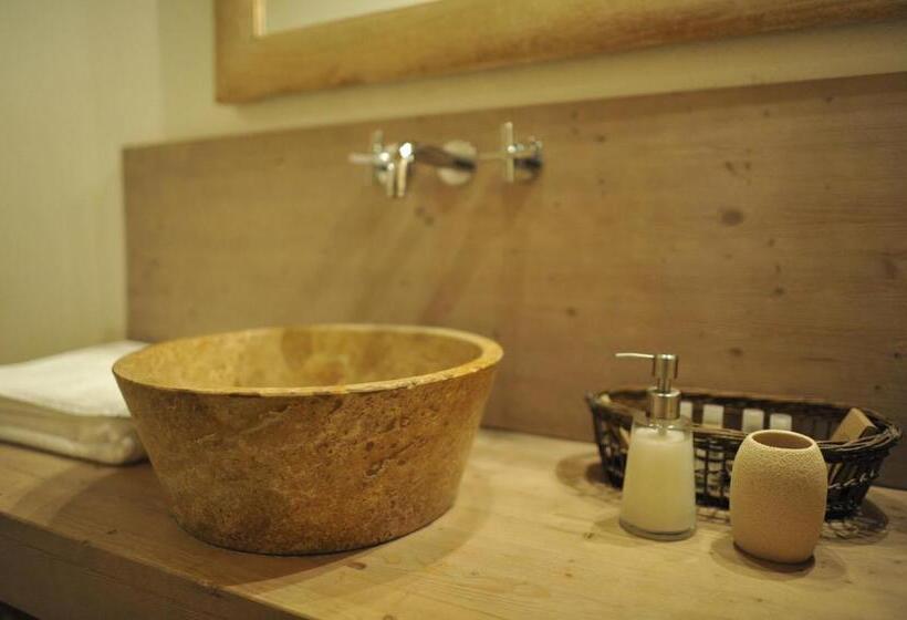 高级房间带漩涡浴缸, L Hotel In Pietra