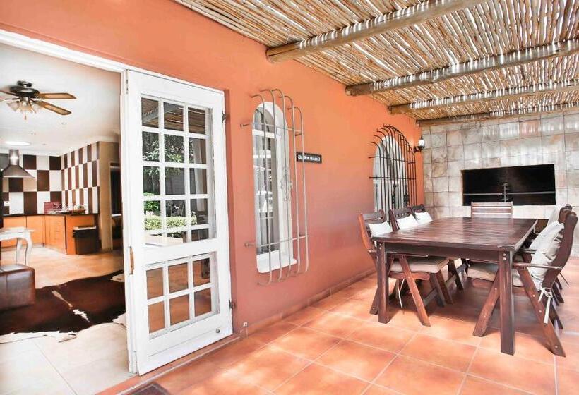 スイート, Accommodation At Vans Self Catering