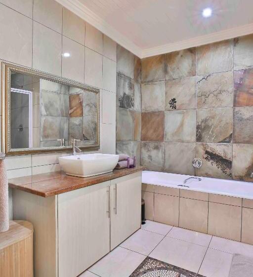 スイート, Accommodation At Vans Self Catering