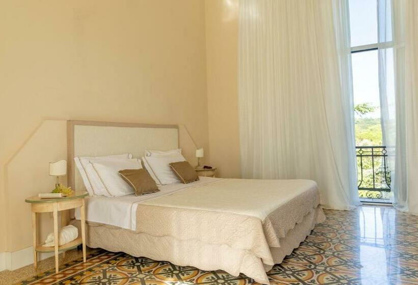 اتاق پریمیوم چهارنفره, Villa Moris