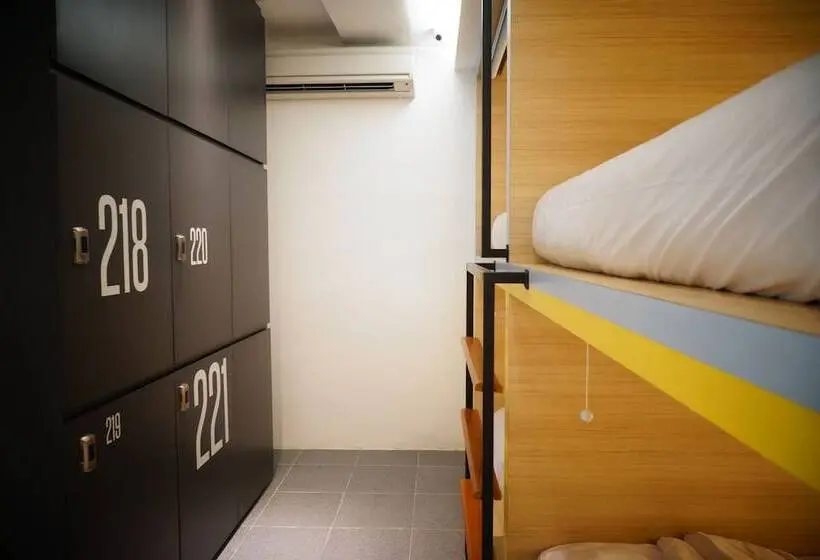 ルームシェアのワンベッド, Borough Capsule Hostel Bali