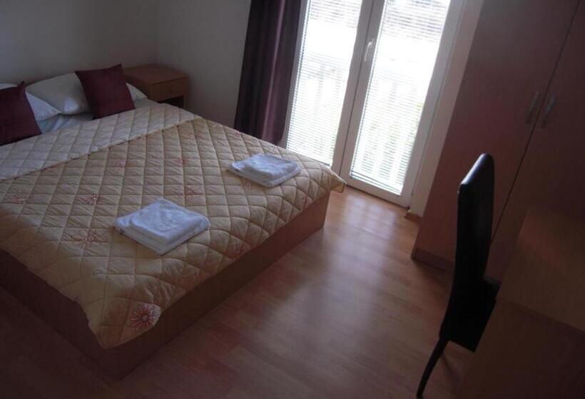 Standard Room, Guest House Regina Mundi