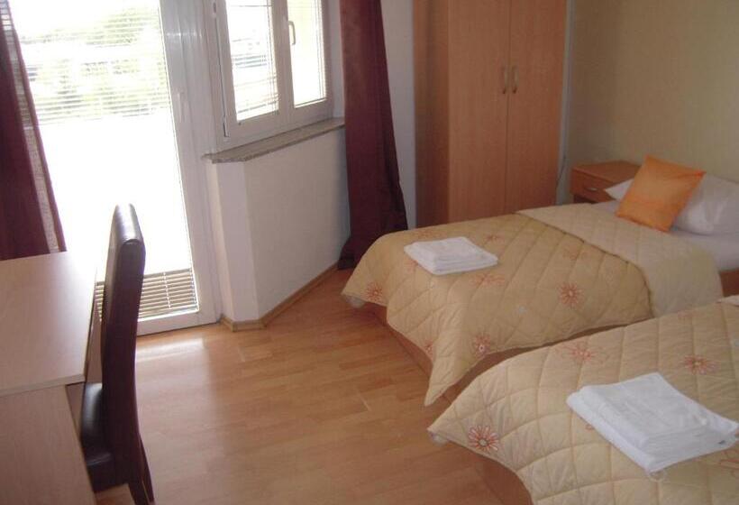 Standard Room, Guest House Regina Mundi