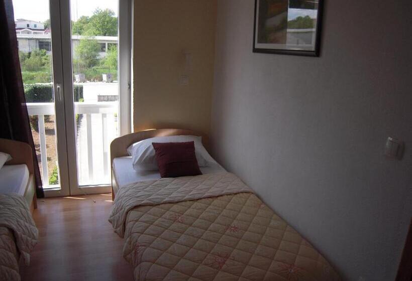 Standard Single Room, Guest House Regina Mundi