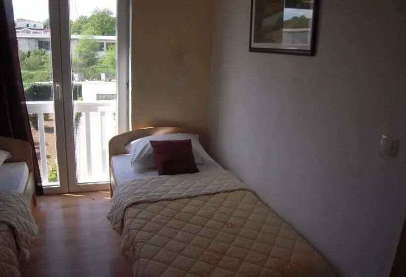 اتاق استاندارد یک نفره, Guest House Regina Mundi