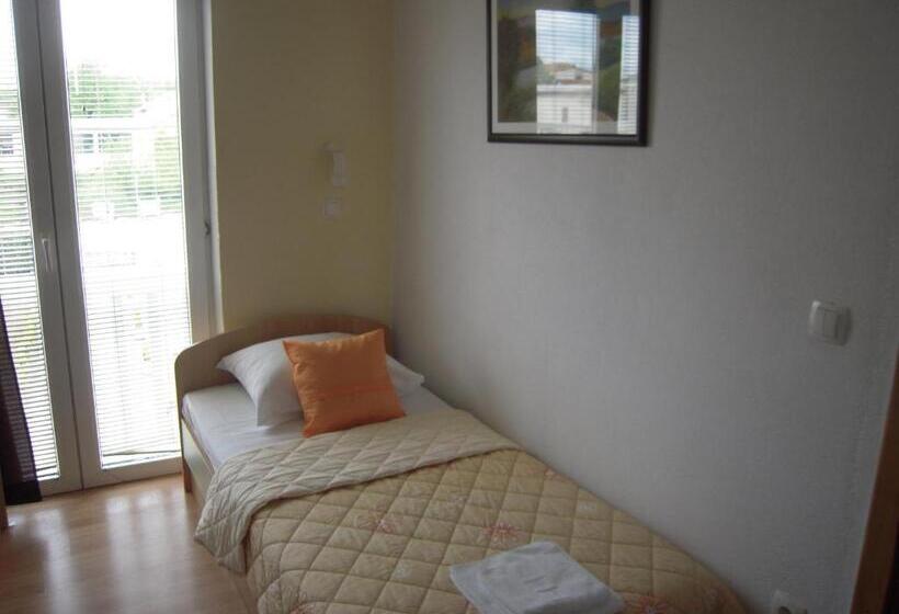 اتاق استاندارد یک نفره, Guest House Regina Mundi