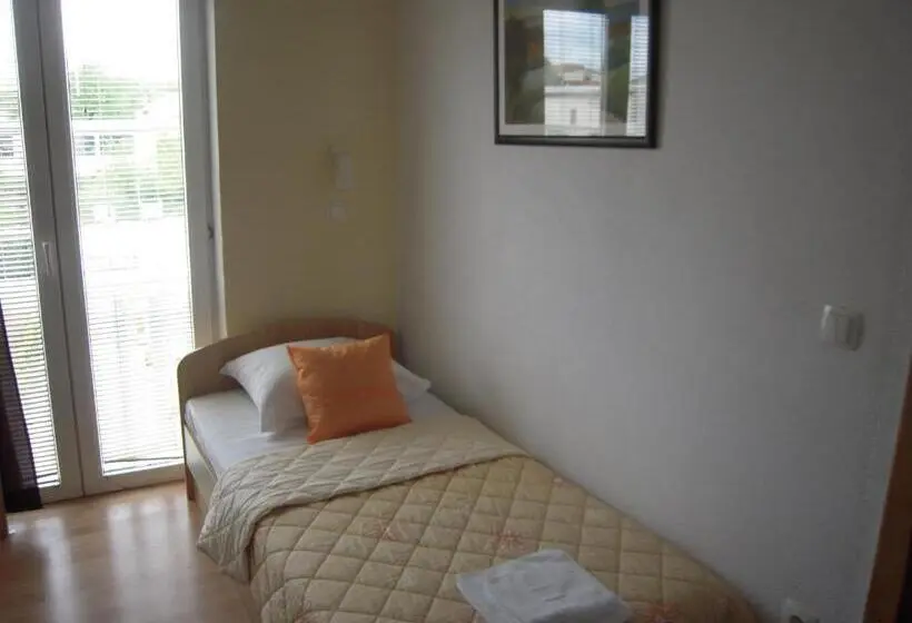 اتاق استاندارد یک نفره, Guest House Regina Mundi