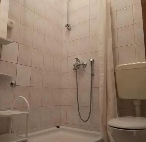 اتاق استاندارد یک نفره, Guest House Regina Mundi