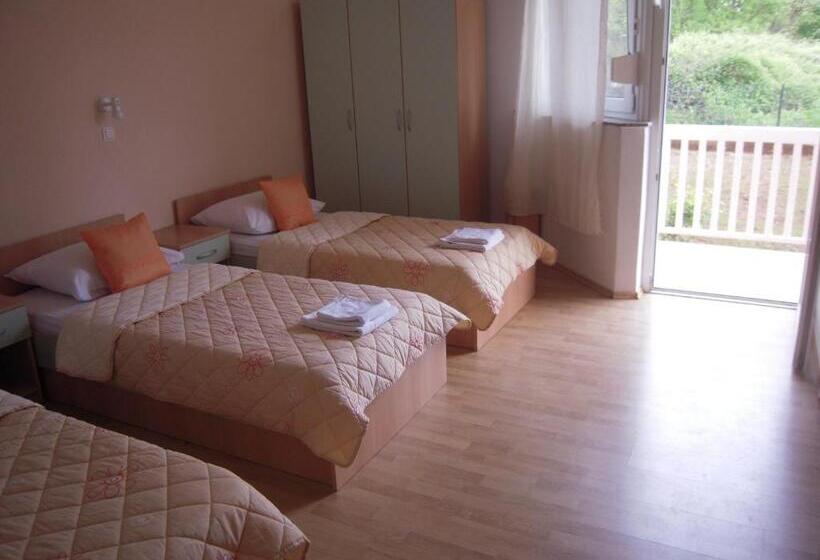 Standard Triple Room, Guest House Regina Mundi