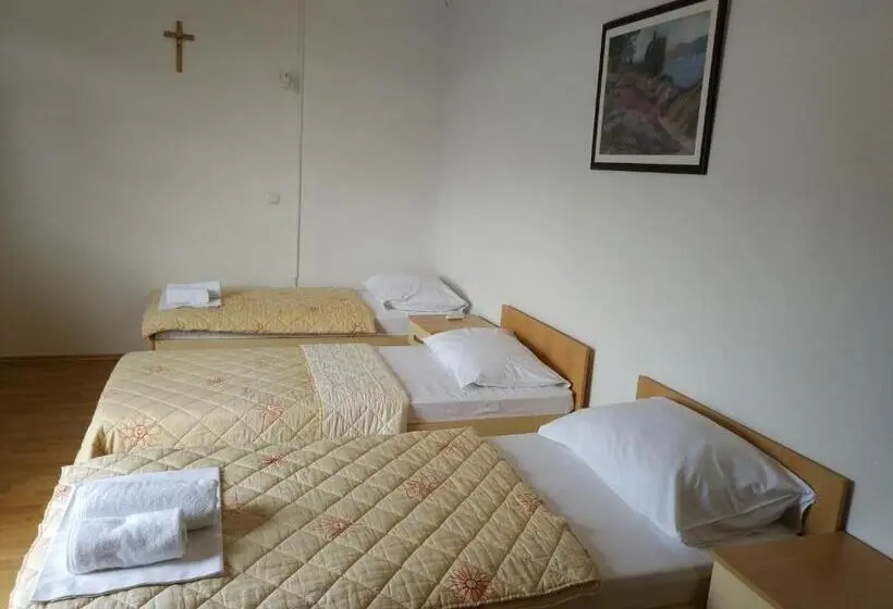 اتاق استاندارد سه نفره, Guest House Regina Mundi