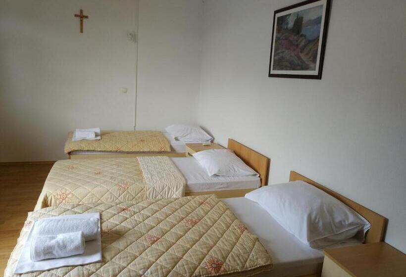 Standard Triple Room with Balcony, Guest House Regina Mundi