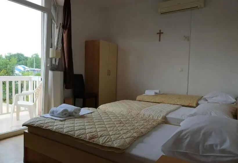 اتاق استاندارد سه تخته با بالکن, Guest House Regina Mundi