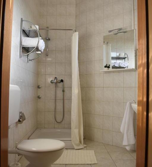 Standard Triple Room with Balcony, Guest House Regina Mundi